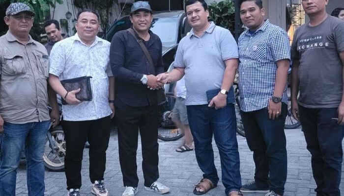 Foto bersama tim Pasti Bobby Sumut dengan pengendara Mobil Pajero Sport, Senin (7/10/2024). (dahsyatnews.com /Foto: ist).