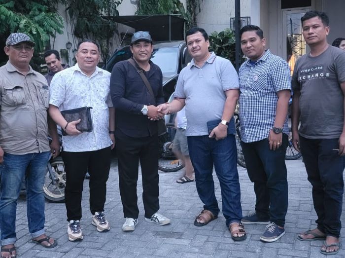 Foto bersama tim Pasti Bobby Sumut dengan pengendara Mobil Pajero Sport, Senin (7/10/2024). (dahsyatnews.com /Foto: ist).