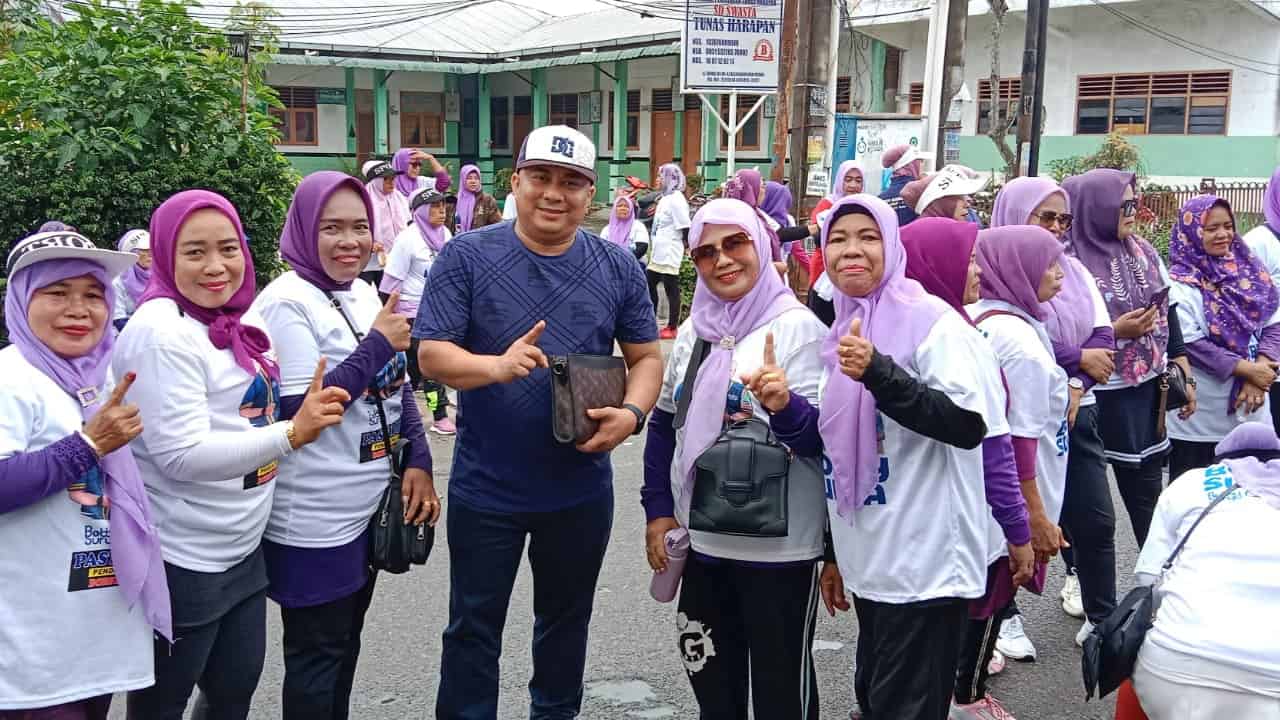 Ketua Tim Advokasi Hukum Pasti Bobby Sumut, Muhammad Sa'i Rangkuti, SH., MH saat foto bersama para peserta senam usai acara senam sehat di Jermal 7, Simpang Gang Murni 5, Kelurahan Denai, pada Minggu pagi, 6 Oktober 2024, (dahsyatnews.comFoto ist).