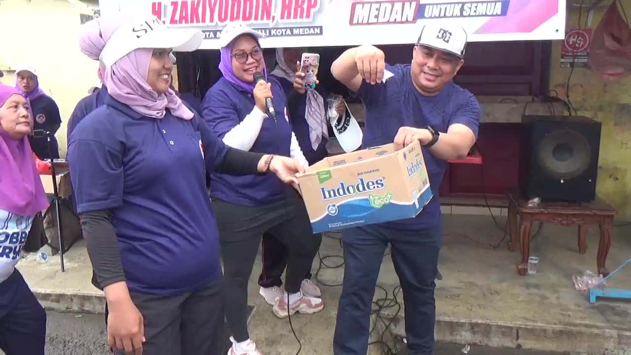 Ketua Tim Advokasi Hukum Pasti Bobby Sumut, Muhammad Sa'i Rangkuti, SH., MH saat mengguncang nomor undian luckydraw usai acara senam sehat di Jermal 7, Simpang Gang Murni 5, Kelurahan Denai, pada Minggu pagi, 6 Oktober 2024, (dahsyatnews.com/Foto: ist).