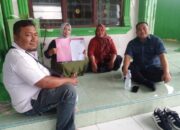 Yati Hasibuan, Koordinator Senam Happy Mom's Mede saat menyerahkan berkas-berkas kelengkapan Erni kepada Ketua Tim Advokasi Hukum Pasti Bobby Sumut, Muhammad Sa'i Rangkuti, SH., MH di Jalan Denai, Gang Mulya Jadi, lingkungan 8, Kelurahan Tegal Sari Mandala 3, Kecamatan Medan Denai, Medan, Kamis (10102024), (dahsyatnews.com/Foto Arya).