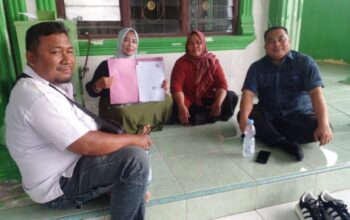 Yati Hasibuan, Koordinator Senam Happy Mom's Mede saat menyerahkan berkas-berkas kelengkapan Erni kepada Ketua Tim Advokasi Hukum Pasti Bobby Sumut, Muhammad Sa'i Rangkuti, SH., MH di Jalan Denai, Gang Mulya Jadi, lingkungan 8, Kelurahan Tegal Sari Mandala 3, Kecamatan Medan Denai, Medan, Kamis (10102024), (dahsyatnews.com/Foto Arya).