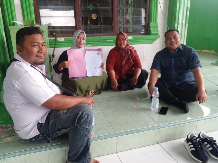 Yati Hasibuan, Koordinator Senam Happy Mom's Mede saat menyerahkan berkas-berkas kelengkapan Erni kepada Ketua Tim Advokasi Hukum Pasti Bobby Sumut, Muhammad Sa'i Rangkuti, SH., MH di Jalan Denai, Gang Mulya Jadi, lingkungan 8, Kelurahan Tegal Sari Mandala 3, Kecamatan Medan Denai, Medan, Kamis (10102024), (dahsyatnews.com/Foto Arya).