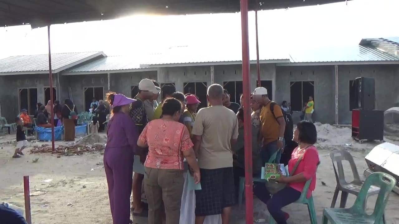 Suasana saat proses pengundian penomoran rumah di lokasi di Deli Serdang, Kamis (14/11/2024). (dahsyatnews.com/Foto: Aris).