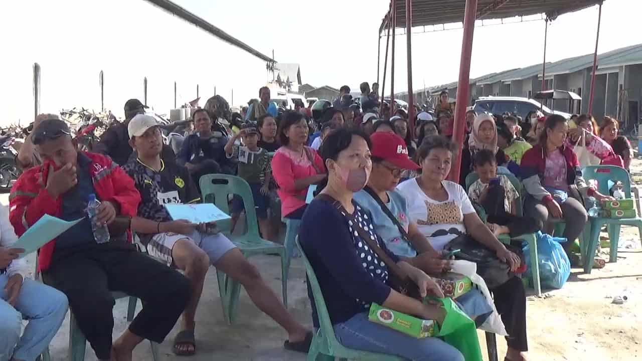 Suasana warga saat mendengarkan Palaran dari Robi selaku tim pengembang saat pidato sambutan yang didampingi Irwansyah Putra, dan Mukhlis di Deli Serdang, Kamis (14/11/2024). (dahsyatnewss.com/Foto: ist).