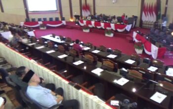 DPRD Kota Medan saat menggelar Rapat Paripurna dengan agenda penyampaian rekomendasi terhadap Laporan Keterangan Pertanggungjawaban (LKPJ) Tahun Anggaran 2024 kepada Wali Kota Medan, Rico Tri Putra Bayu Waas. Rapat ini berlangsung di Ruang Rapat Paripurna DPRD Medan pada Selasa (25/03/2025) pagi. (Foto; Hara/dahsyatnews.com).