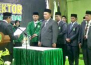 Sekretaris Jenderal PB Al Jam'iyatul Washliyah, Dr. Ir. H. Amran Arifin, MM, MBA, membacakan Surat Keputusan (SK) pengangkatan Prof. Dr. H. M. Jamil, MA, sebagai Rektor UNIVA Medan periode 2025-2029 di Convention Hall UNIVA, Medan, Selasa (18/3/2025). (Foto: ist/dahsyatnews.com).