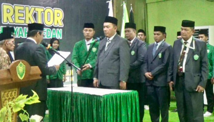 Sekretaris Jenderal PB Al Jam'iyatul Washliyah, Dr. Ir. H. Amran Arifin, MM, MBA, membacakan Surat Keputusan (SK) pengangkatan Prof. Dr. H. M. Jamil, MA, sebagai Rektor UNIVA Medan periode 2025-2029 di Convention Hall UNIVA, Medan, Selasa (18/3/2025). (Foto: ist/dahsyatnews.com).