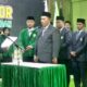 Sekretaris Jenderal PB Al Jam'iyatul Washliyah, Dr. Ir. H. Amran Arifin, MM, MBA, membacakan Surat Keputusan (SK) pengangkatan Prof. Dr. H. M. Jamil, MA, sebagai Rektor UNIVA Medan periode 2025-2029 di Convention Hall UNIVA, Medan, Selasa (18/3/2025). (Foto: ist/dahsyatnews.com).