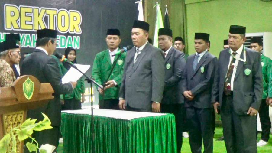 Sekretaris Jenderal PB Al Jam'iyatul Washliyah, Dr. Ir. H. Amran Arifin, MM, MBA, membacakan Surat Keputusan (SK) pengangkatan Prof. Dr. H. M. Jamil, MA, sebagai Rektor UNIVA Medan periode 2025-2029 di Convention Hall UNIVA, Medan, Selasa (18/3/2025). (Foto: ist/dahsyatnews.com).