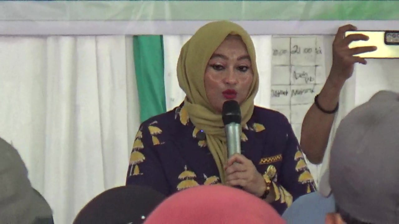 Anggota DPRD Medan dari Fraksi PKB, Roma Uli Silalahi, menyampaikan materi dalam Sosialisasi Peraturan Daerah (Sosperda) Nomor 4 Tahun 2019 tentang Pencegahan dan Peningkatan Kualitas Perumahan Kumuh dan Permukiman Kumuh di Zeze Futsal, Jalan Marelan Raya, Kota Medan, Minggu (23/03/2025). Acara ini dihadiri oleh perwakilan pemerintah Kecamatan Medan Marelan serta sekitar 150 warga. (Foto: Dok. dahsyatnews.com).