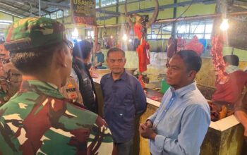 Bupati Serdang Bedagai (Sergai) H. Darma Wijaya turun langsung ke lapangan untuk memimpin inspeksi mendadak (sidak) di pasar Sergai, Sabtu (15/03/2025). (Foto: ist/kedannews.com).