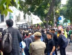 Unjuk Rasa Mahasiswa dan Warga Depan DPRD Sumut Memanas, Massa Desak Dialog Soal Sengketa Lahan