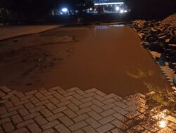 Pengendara Keluhkan Jalan Rusak dan Material Proyek Berserakan di Kawasan Industri Medan