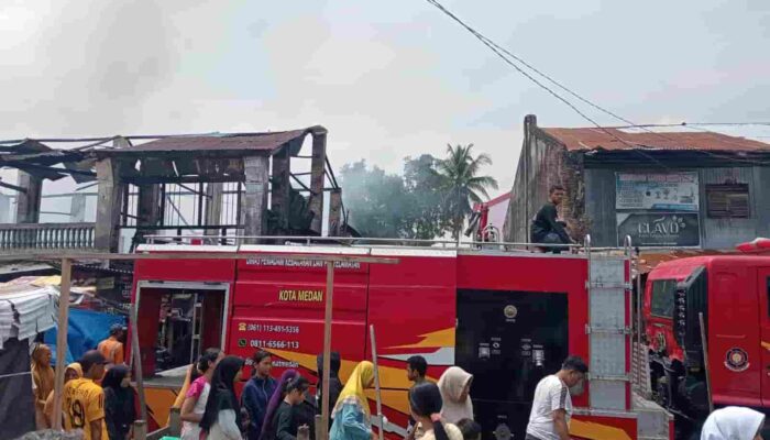 Rabu Pagi di Pekan Labuhan: Api Lalap 13 Ruko Pajak Pekong, Kerugian Ditaksir Miliaran