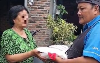 KSJ Datangi Rumah Warga di Perbatasan Medan-Deli Serdang, Lansia hingga Janda Terima Bantuan Sembako