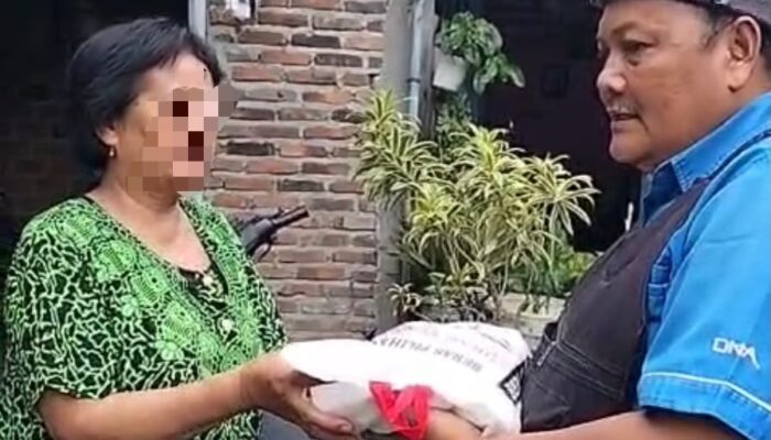 KSJ Datangi Rumah Warga di Perbatasan Medan-Deli Serdang, Lansia hingga Janda Terima Bantuan Sembako