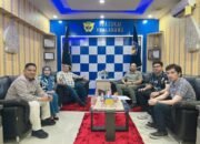 Kuasa Hukum Soroti Penahanan Dua Tersangka Kasus Emas di Bandara Kualanamu, Dorong Pendekatan Ultimum Remedium  MEDAN, kedannews.co.id — Tim kuasa hukum yang dipimpin Dr. M. Sa’i Rangkuti, S.H., M.H., menyoroti penanganan perkara dugaan tindak pidana kepabeanan yang menjerat dua klien mereka berinisial SIS dan NT di Bandara Internasional Kualanamu, Kabupaten Deli Serdang, Sumatera Utara.  Perkara tersebut berkaitan dengan dugaan ekspor emas batangan sebanyak dua keping dengan berat total 700 gram tanpa menyerahkan pemberitahuan pabean. Emas itu disebut ditemukan petugas Bea Cukai saat pemeriksaan menggunakan mesin pemindai sinar-X (X-ray), pada 1 Oktober 2026 sekitar pukul 06.00 WIB, ketika kedua klien tersebut hendak melakukan perjalanan menuju Kuala Lumpur, Malaysia.  Menurut keterangan tim kuasa hukum, SIS dan NT telah ditetapkan sebagai tersangka dan ditahan oleh penyidik pada Kantor Pengawasan dan Pelayanan Bea Cukai Tipe Madya Pabean B Kualanamu.  Dr. M. Sa’i Rangkuti berpandangan bahwa penyidik perlu mempertimbangkan aspek kepatuhan administratif dan kemungkinan pemenuhan kewajiban kepabeanan sesuai ketentuan yang berlaku, sepanjang hal tersebut dimungkinkan oleh peraturan perundang-undangan.  Ia juga menyampaikan bahwa pihaknya menilai pendekatan ultimum remedium, yakni penempatan hukum pidana sebagai upaya terakhir, perlu menjadi bahan pertimbangan dalam penanganan perkara tersebut.  “Kalau ditemukan emas dan terdapat dokumen yang menunjukkan asal-usul emas tersebut diperoleh secara sah, menurut kami perlu dikaji apakah masih ada ruang bagi klien kami untuk memenuhi kewajiban kepabeanan sesuai ketentuan yang berlaku,” ujar Sa’i Rangkuti dalam keterangannya.  Menurut dia, penegakan hukum tidak semata-mata bertujuan memberikan sanksi, tetapi juga perlu mempertimbangkan aspek keadilan, kepastian hukum, dan kemanfaatan hukum.  Kuasa Hukum Sebut Klien Memiliki Itikad Baik  Sa’i Rangkuti mengatakan, pihaknya telah memberikan nasihat hukum kepada SIS dan NT mengenai kemungkinan pemenuhan kewajiban kepabeanan atas emas yang menjadi objek perkara tersebut.  Ia merujuk pada Peraturan Menteri Keuangan (PMK) Nomor 80 Tahun 2025 tentang Penetapan Barang Ekspor Berupa Emas yang Dikenakan Bea Keluar dan Tarif Bea Keluar. Menurutnya, ketentuan mengenai tarif bea keluar emas perlu menjadi bagian dari kajian dalam penanganan perkara tersebut.  Namun, ia menegaskan bahwa penerapan ketentuan bea keluar maupun kemungkinan penyelesaian melalui pemenuhan kewajiban administratif harus terlebih dahulu dinilai berdasarkan jenis emas, dokumen yang tersedia, ketentuan ekspor yang berlaku, serta unsur pidana yang disangkakan.  “Kami telah memberikan nasihat hukum kepada klien agar memahami dan memenuhi kewajiban sesuai peraturan yang berlaku. Kami berharap itikad baik tersebut dapat menjadi bahan pertimbangan dalam proses penegakan hukum,” katanya.  Ia menambahkan, menurut pandangan pihaknya, apabila terdapat ruang penyelesaian sesuai ketentuan perundang-undangan, mekanisme tersebut patut dikaji dengan tetap memperhatikan kepentingan negara dan kepastian hukum.  Kedepankan Keadilan dan Kemanfaatan Hukum  Lebih lanjut, Sa’i Rangkuti menyampaikan bahwa pendekatan restorative justice dan ultimum remedium merupakan bagian dari gagasan penegakan hukum yang selama ini ia sosialisasikan kepada masyarakat.  Ia menilai tujuan hukum tidak hanya berkaitan dengan penerapan aturan secara formal, tetapi juga harus memperhatikan keadilan substantif dan kemanfaatannya bagi masyarakat.  Sebagai penganut pemikiran hukum progresif, ia merujuk pada gagasan Prof. Satjipto Rahardjo yang memandang hukum sebagai sarana untuk melayani manusia, bukan semata-mata sebagai perangkat aturan yang diterapkan secara kaku.  Meski demikian, penerapan pendekatan tersebut dalam suatu perkara tetap harus memperhatikan ketentuan hukum yang berlaku serta karakteristik tindak pidana yang ditangani.  Sa’i Rangkuti, yang menyebut dirinya telah berkecimpung selama sekitar 20 tahun di dunia advokasi, mengatakan bahwa penyelesaian perkara di luar pengadilan patut dipertimbangkan apabila tersedia dasar hukum yang memungkinkan.  Ia juga menyampaikan pengalamannya dalam sejumlah kegiatan advokasi, termasuk sebagai Ketua Advokasi Hukum Jokowi-Ma’ruf Amin (JAMIN) Sumatera Utara, Ketua Advokasi Hukum PASTI Bobby (Pendukung Sejati Bobby) Sumatera Utara, serta bagian dari tim hukum Tim Kampanye Daerah (TKD) Prabowo-Gibran Sumatera Utara.  Menurutnya, berbagai amanah tersebut menjadi tanggung jawab yang harus dijalankan secara profesional.  “Pada akhirnya, penegakan hukum harus mampu menghadirkan keadilan, kepastian hukum, dan kemanfaatan bagi masyarakat. Setiap pendekatan yang ditempuh tentu harus tetap berada dalam koridor peraturan perundang-undangan,” ujarnya.  Namun, hingga Senin (12/10/2026), pesan konfirmasi yang disampaikan kepada pihak Humas Bea Cukai Kualanamu belum mendapat tanggapan.  Redaksi Kedan News tetap membuka ruang bagi pihak Bea Cukai Kualanamu untuk memberikan penjelasan atau klarifikasi guna melengkapi informasi dalam pemberitaan ini. Apabila tanggapan resmi telah diterima, redaksi akan mempertimbangkannya untuk dimuat sebagai bagian dari pemenuhan prinsip keberimbangan berita dan Kode Etik Jurnalistik.