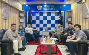 Kuasa Hukum Soroti Penahanan Dua Tersangka Kasus Emas di Bandara Kualanamu, Dorong Pendekatan Ultimum Remedium  MEDAN, kedannews.co.id — Tim kuasa hukum yang dipimpin Dr. M. Sa’i Rangkuti, S.H., M.H., menyoroti penanganan perkara dugaan tindak pidana kepabeanan yang menjerat dua klien mereka berinisial SIS dan NT di Bandara Internasional Kualanamu, Kabupaten Deli Serdang, Sumatera Utara.  Perkara tersebut berkaitan dengan dugaan ekspor emas batangan sebanyak dua keping dengan berat total 700 gram tanpa menyerahkan pemberitahuan pabean. Emas itu disebut ditemukan petugas Bea Cukai saat pemeriksaan menggunakan mesin pemindai sinar-X (X-ray), pada 1 Oktober 2026 sekitar pukul 06.00 WIB, ketika kedua klien tersebut hendak melakukan perjalanan menuju Kuala Lumpur, Malaysia.  Menurut keterangan tim kuasa hukum, SIS dan NT telah ditetapkan sebagai tersangka dan ditahan oleh penyidik pada Kantor Pengawasan dan Pelayanan Bea Cukai Tipe Madya Pabean B Kualanamu.  Dr. M. Sa’i Rangkuti berpandangan bahwa penyidik perlu mempertimbangkan aspek kepatuhan administratif dan kemungkinan pemenuhan kewajiban kepabeanan sesuai ketentuan yang berlaku, sepanjang hal tersebut dimungkinkan oleh peraturan perundang-undangan.  Ia juga menyampaikan bahwa pihaknya menilai pendekatan ultimum remedium, yakni penempatan hukum pidana sebagai upaya terakhir, perlu menjadi bahan pertimbangan dalam penanganan perkara tersebut.  “Kalau ditemukan emas dan terdapat dokumen yang menunjukkan asal-usul emas tersebut diperoleh secara sah, menurut kami perlu dikaji apakah masih ada ruang bagi klien kami untuk memenuhi kewajiban kepabeanan sesuai ketentuan yang berlaku,” ujar Sa’i Rangkuti dalam keterangannya.  Menurut dia, penegakan hukum tidak semata-mata bertujuan memberikan sanksi, tetapi juga perlu mempertimbangkan aspek keadilan, kepastian hukum, dan kemanfaatan hukum.  Kuasa Hukum Sebut Klien Memiliki Itikad Baik  Sa’i Rangkuti mengatakan, pihaknya telah memberikan nasihat hukum kepada SIS dan NT mengenai kemungkinan pemenuhan kewajiban kepabeanan atas emas yang menjadi objek perkara tersebut.  Ia merujuk pada Peraturan Menteri Keuangan (PMK) Nomor 80 Tahun 2025 tentang Penetapan Barang Ekspor Berupa Emas yang Dikenakan Bea Keluar dan Tarif Bea Keluar. Menurutnya, ketentuan mengenai tarif bea keluar emas perlu menjadi bagian dari kajian dalam penanganan perkara tersebut.  Namun, ia menegaskan bahwa penerapan ketentuan bea keluar maupun kemungkinan penyelesaian melalui pemenuhan kewajiban administratif harus terlebih dahulu dinilai berdasarkan jenis emas, dokumen yang tersedia, ketentuan ekspor yang berlaku, serta unsur pidana yang disangkakan.  “Kami telah memberikan nasihat hukum kepada klien agar memahami dan memenuhi kewajiban sesuai peraturan yang berlaku. Kami berharap itikad baik tersebut dapat menjadi bahan pertimbangan dalam proses penegakan hukum,” katanya.  Ia menambahkan, menurut pandangan pihaknya, apabila terdapat ruang penyelesaian sesuai ketentuan perundang-undangan, mekanisme tersebut patut dikaji dengan tetap memperhatikan kepentingan negara dan kepastian hukum.  Kedepankan Keadilan dan Kemanfaatan Hukum  Lebih lanjut, Sa’i Rangkuti menyampaikan bahwa pendekatan restorative justice dan ultimum remedium merupakan bagian dari gagasan penegakan hukum yang selama ini ia sosialisasikan kepada masyarakat.  Ia menilai tujuan hukum tidak hanya berkaitan dengan penerapan aturan secara formal, tetapi juga harus memperhatikan keadilan substantif dan kemanfaatannya bagi masyarakat.  Sebagai penganut pemikiran hukum progresif, ia merujuk pada gagasan Prof. Satjipto Rahardjo yang memandang hukum sebagai sarana untuk melayani manusia, bukan semata-mata sebagai perangkat aturan yang diterapkan secara kaku.  Meski demikian, penerapan pendekatan tersebut dalam suatu perkara tetap harus memperhatikan ketentuan hukum yang berlaku serta karakteristik tindak pidana yang ditangani.  Sa’i Rangkuti, yang menyebut dirinya telah berkecimpung selama sekitar 20 tahun di dunia advokasi, mengatakan bahwa penyelesaian perkara di luar pengadilan patut dipertimbangkan apabila tersedia dasar hukum yang memungkinkan.  Ia juga menyampaikan pengalamannya dalam sejumlah kegiatan advokasi, termasuk sebagai Ketua Advokasi Hukum Jokowi-Ma’ruf Amin (JAMIN) Sumatera Utara, Ketua Advokasi Hukum PASTI Bobby (Pendukung Sejati Bobby) Sumatera Utara, serta bagian dari tim hukum Tim Kampanye Daerah (TKD) Prabowo-Gibran Sumatera Utara.  Menurutnya, berbagai amanah tersebut menjadi tanggung jawab yang harus dijalankan secara profesional.  “Pada akhirnya, penegakan hukum harus mampu menghadirkan keadilan, kepastian hukum, dan kemanfaatan bagi masyarakat. Setiap pendekatan yang ditempuh tentu harus tetap berada dalam koridor peraturan perundang-undangan,” ujarnya.  Namun, hingga Senin (12/10/2026), pesan konfirmasi yang disampaikan kepada pihak Humas Bea Cukai Kualanamu belum mendapat tanggapan.  Redaksi Kedan News tetap membuka ruang bagi pihak Bea Cukai Kualanamu untuk memberikan penjelasan atau klarifikasi guna melengkapi informasi dalam pemberitaan ini. Apabila tanggapan resmi telah diterima, redaksi akan mempertimbangkannya untuk dimuat sebagai bagian dari pemenuhan prinsip keberimbangan berita dan Kode Etik Jurnalistik.