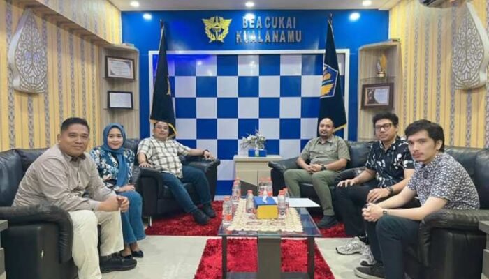 Kuasa Hukum Soroti Penahanan Dua Tersangka Kasus Emas di Bandara Kualanamu, Dorong Pendekatan Ultimum Remedium  MEDAN, kedannews.co.id — Tim kuasa hukum yang dipimpin Dr. M. Sa’i Rangkuti, S.H., M.H., menyoroti penanganan perkara dugaan tindak pidana kepabeanan yang menjerat dua klien mereka berinisial SIS dan NT di Bandara Internasional Kualanamu, Kabupaten Deli Serdang, Sumatera Utara.  Perkara tersebut berkaitan dengan dugaan ekspor emas batangan sebanyak dua keping dengan berat total 700 gram tanpa menyerahkan pemberitahuan pabean. Emas itu disebut ditemukan petugas Bea Cukai saat pemeriksaan menggunakan mesin pemindai sinar-X (X-ray), pada 1 Oktober 2026 sekitar pukul 06.00 WIB, ketika kedua klien tersebut hendak melakukan perjalanan menuju Kuala Lumpur, Malaysia.  Menurut keterangan tim kuasa hukum, SIS dan NT telah ditetapkan sebagai tersangka dan ditahan oleh penyidik pada Kantor Pengawasan dan Pelayanan Bea Cukai Tipe Madya Pabean B Kualanamu.  Dr. M. Sa’i Rangkuti berpandangan bahwa penyidik perlu mempertimbangkan aspek kepatuhan administratif dan kemungkinan pemenuhan kewajiban kepabeanan sesuai ketentuan yang berlaku, sepanjang hal tersebut dimungkinkan oleh peraturan perundang-undangan.  Ia juga menyampaikan bahwa pihaknya menilai pendekatan ultimum remedium, yakni penempatan hukum pidana sebagai upaya terakhir, perlu menjadi bahan pertimbangan dalam penanganan perkara tersebut.  “Kalau ditemukan emas dan terdapat dokumen yang menunjukkan asal-usul emas tersebut diperoleh secara sah, menurut kami perlu dikaji apakah masih ada ruang bagi klien kami untuk memenuhi kewajiban kepabeanan sesuai ketentuan yang berlaku,” ujar Sa’i Rangkuti dalam keterangannya.  Menurut dia, penegakan hukum tidak semata-mata bertujuan memberikan sanksi, tetapi juga perlu mempertimbangkan aspek keadilan, kepastian hukum, dan kemanfaatan hukum.  Kuasa Hukum Sebut Klien Memiliki Itikad Baik  Sa’i Rangkuti mengatakan, pihaknya telah memberikan nasihat hukum kepada SIS dan NT mengenai kemungkinan pemenuhan kewajiban kepabeanan atas emas yang menjadi objek perkara tersebut.  Ia merujuk pada Peraturan Menteri Keuangan (PMK) Nomor 80 Tahun 2025 tentang Penetapan Barang Ekspor Berupa Emas yang Dikenakan Bea Keluar dan Tarif Bea Keluar. Menurutnya, ketentuan mengenai tarif bea keluar emas perlu menjadi bagian dari kajian dalam penanganan perkara tersebut.  Namun, ia menegaskan bahwa penerapan ketentuan bea keluar maupun kemungkinan penyelesaian melalui pemenuhan kewajiban administratif harus terlebih dahulu dinilai berdasarkan jenis emas, dokumen yang tersedia, ketentuan ekspor yang berlaku, serta unsur pidana yang disangkakan.  “Kami telah memberikan nasihat hukum kepada klien agar memahami dan memenuhi kewajiban sesuai peraturan yang berlaku. Kami berharap itikad baik tersebut dapat menjadi bahan pertimbangan dalam proses penegakan hukum,” katanya.  Ia menambahkan, menurut pandangan pihaknya, apabila terdapat ruang penyelesaian sesuai ketentuan perundang-undangan, mekanisme tersebut patut dikaji dengan tetap memperhatikan kepentingan negara dan kepastian hukum.  Kedepankan Keadilan dan Kemanfaatan Hukum  Lebih lanjut, Sa’i Rangkuti menyampaikan bahwa pendekatan restorative justice dan ultimum remedium merupakan bagian dari gagasan penegakan hukum yang selama ini ia sosialisasikan kepada masyarakat.  Ia menilai tujuan hukum tidak hanya berkaitan dengan penerapan aturan secara formal, tetapi juga harus memperhatikan keadilan substantif dan kemanfaatannya bagi masyarakat.  Sebagai penganut pemikiran hukum progresif, ia merujuk pada gagasan Prof. Satjipto Rahardjo yang memandang hukum sebagai sarana untuk melayani manusia, bukan semata-mata sebagai perangkat aturan yang diterapkan secara kaku.  Meski demikian, penerapan pendekatan tersebut dalam suatu perkara tetap harus memperhatikan ketentuan hukum yang berlaku serta karakteristik tindak pidana yang ditangani.  Sa’i Rangkuti, yang menyebut dirinya telah berkecimpung selama sekitar 20 tahun di dunia advokasi, mengatakan bahwa penyelesaian perkara di luar pengadilan patut dipertimbangkan apabila tersedia dasar hukum yang memungkinkan.  Ia juga menyampaikan pengalamannya dalam sejumlah kegiatan advokasi, termasuk sebagai Ketua Advokasi Hukum Jokowi-Ma’ruf Amin (JAMIN) Sumatera Utara, Ketua Advokasi Hukum PASTI Bobby (Pendukung Sejati Bobby) Sumatera Utara, serta bagian dari tim hukum Tim Kampanye Daerah (TKD) Prabowo-Gibran Sumatera Utara.  Menurutnya, berbagai amanah tersebut menjadi tanggung jawab yang harus dijalankan secara profesional.  “Pada akhirnya, penegakan hukum harus mampu menghadirkan keadilan, kepastian hukum, dan kemanfaatan bagi masyarakat. Setiap pendekatan yang ditempuh tentu harus tetap berada dalam koridor peraturan perundang-undangan,” ujarnya.  Namun, hingga Senin (12/10/2026), pesan konfirmasi yang disampaikan kepada pihak Humas Bea Cukai Kualanamu belum mendapat tanggapan.  Redaksi Kedan News tetap membuka ruang bagi pihak Bea Cukai Kualanamu untuk memberikan penjelasan atau klarifikasi guna melengkapi informasi dalam pemberitaan ini. Apabila tanggapan resmi telah diterima, redaksi akan mempertimbangkannya untuk dimuat sebagai bagian dari pemenuhan prinsip keberimbangan berita dan Kode Etik Jurnalistik.