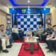 Kuasa Hukum Soroti Penahanan Dua Tersangka Kasus Emas di Bandara Kualanamu, Dorong Pendekatan Ultimum Remedium  MEDAN, kedannews.co.id — Tim kuasa hukum yang dipimpin Dr. M. Sa’i Rangkuti, S.H., M.H., menyoroti penanganan perkara dugaan tindak pidana kepabeanan yang menjerat dua klien mereka berinisial SIS dan NT di Bandara Internasional Kualanamu, Kabupaten Deli Serdang, Sumatera Utara.  Perkara tersebut berkaitan dengan dugaan ekspor emas batangan sebanyak dua keping dengan berat total 700 gram tanpa menyerahkan pemberitahuan pabean. Emas itu disebut ditemukan petugas Bea Cukai saat pemeriksaan menggunakan mesin pemindai sinar-X (X-ray), pada 1 Oktober 2026 sekitar pukul 06.00 WIB, ketika kedua klien tersebut hendak melakukan perjalanan menuju Kuala Lumpur, Malaysia.  Menurut keterangan tim kuasa hukum, SIS dan NT telah ditetapkan sebagai tersangka dan ditahan oleh penyidik pada Kantor Pengawasan dan Pelayanan Bea Cukai Tipe Madya Pabean B Kualanamu.  Dr. M. Sa’i Rangkuti berpandangan bahwa penyidik perlu mempertimbangkan aspek kepatuhan administratif dan kemungkinan pemenuhan kewajiban kepabeanan sesuai ketentuan yang berlaku, sepanjang hal tersebut dimungkinkan oleh peraturan perundang-undangan.  Ia juga menyampaikan bahwa pihaknya menilai pendekatan ultimum remedium, yakni penempatan hukum pidana sebagai upaya terakhir, perlu menjadi bahan pertimbangan dalam penanganan perkara tersebut.  “Kalau ditemukan emas dan terdapat dokumen yang menunjukkan asal-usul emas tersebut diperoleh secara sah, menurut kami perlu dikaji apakah masih ada ruang bagi klien kami untuk memenuhi kewajiban kepabeanan sesuai ketentuan yang berlaku,” ujar Sa’i Rangkuti dalam keterangannya.  Menurut dia, penegakan hukum tidak semata-mata bertujuan memberikan sanksi, tetapi juga perlu mempertimbangkan aspek keadilan, kepastian hukum, dan kemanfaatan hukum.  Kuasa Hukum Sebut Klien Memiliki Itikad Baik  Sa’i Rangkuti mengatakan, pihaknya telah memberikan nasihat hukum kepada SIS dan NT mengenai kemungkinan pemenuhan kewajiban kepabeanan atas emas yang menjadi objek perkara tersebut.  Ia merujuk pada Peraturan Menteri Keuangan (PMK) Nomor 80 Tahun 2025 tentang Penetapan Barang Ekspor Berupa Emas yang Dikenakan Bea Keluar dan Tarif Bea Keluar. Menurutnya, ketentuan mengenai tarif bea keluar emas perlu menjadi bagian dari kajian dalam penanganan perkara tersebut.  Namun, ia menegaskan bahwa penerapan ketentuan bea keluar maupun kemungkinan penyelesaian melalui pemenuhan kewajiban administratif harus terlebih dahulu dinilai berdasarkan jenis emas, dokumen yang tersedia, ketentuan ekspor yang berlaku, serta unsur pidana yang disangkakan.  “Kami telah memberikan nasihat hukum kepada klien agar memahami dan memenuhi kewajiban sesuai peraturan yang berlaku. Kami berharap itikad baik tersebut dapat menjadi bahan pertimbangan dalam proses penegakan hukum,” katanya.  Ia menambahkan, menurut pandangan pihaknya, apabila terdapat ruang penyelesaian sesuai ketentuan perundang-undangan, mekanisme tersebut patut dikaji dengan tetap memperhatikan kepentingan negara dan kepastian hukum.  Kedepankan Keadilan dan Kemanfaatan Hukum  Lebih lanjut, Sa’i Rangkuti menyampaikan bahwa pendekatan restorative justice dan ultimum remedium merupakan bagian dari gagasan penegakan hukum yang selama ini ia sosialisasikan kepada masyarakat.  Ia menilai tujuan hukum tidak hanya berkaitan dengan penerapan aturan secara formal, tetapi juga harus memperhatikan keadilan substantif dan kemanfaatannya bagi masyarakat.  Sebagai penganut pemikiran hukum progresif, ia merujuk pada gagasan Prof. Satjipto Rahardjo yang memandang hukum sebagai sarana untuk melayani manusia, bukan semata-mata sebagai perangkat aturan yang diterapkan secara kaku.  Meski demikian, penerapan pendekatan tersebut dalam suatu perkara tetap harus memperhatikan ketentuan hukum yang berlaku serta karakteristik tindak pidana yang ditangani.  Sa’i Rangkuti, yang menyebut dirinya telah berkecimpung selama sekitar 20 tahun di dunia advokasi, mengatakan bahwa penyelesaian perkara di luar pengadilan patut dipertimbangkan apabila tersedia dasar hukum yang memungkinkan.  Ia juga menyampaikan pengalamannya dalam sejumlah kegiatan advokasi, termasuk sebagai Ketua Advokasi Hukum Jokowi-Ma’ruf Amin (JAMIN) Sumatera Utara, Ketua Advokasi Hukum PASTI Bobby (Pendukung Sejati Bobby) Sumatera Utara, serta bagian dari tim hukum Tim Kampanye Daerah (TKD) Prabowo-Gibran Sumatera Utara.  Menurutnya, berbagai amanah tersebut menjadi tanggung jawab yang harus dijalankan secara profesional.  “Pada akhirnya, penegakan hukum harus mampu menghadirkan keadilan, kepastian hukum, dan kemanfaatan bagi masyarakat. Setiap pendekatan yang ditempuh tentu harus tetap berada dalam koridor peraturan perundang-undangan,” ujarnya.  Namun, hingga Senin (12/10/2026), pesan konfirmasi yang disampaikan kepada pihak Humas Bea Cukai Kualanamu belum mendapat tanggapan.  Redaksi Kedan News tetap membuka ruang bagi pihak Bea Cukai Kualanamu untuk memberikan penjelasan atau klarifikasi guna melengkapi informasi dalam pemberitaan ini. Apabila tanggapan resmi telah diterima, redaksi akan mempertimbangkannya untuk dimuat sebagai bagian dari pemenuhan prinsip keberimbangan berita dan Kode Etik Jurnalistik.